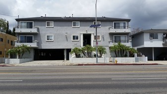 13823 Sherman Way Apartamentos