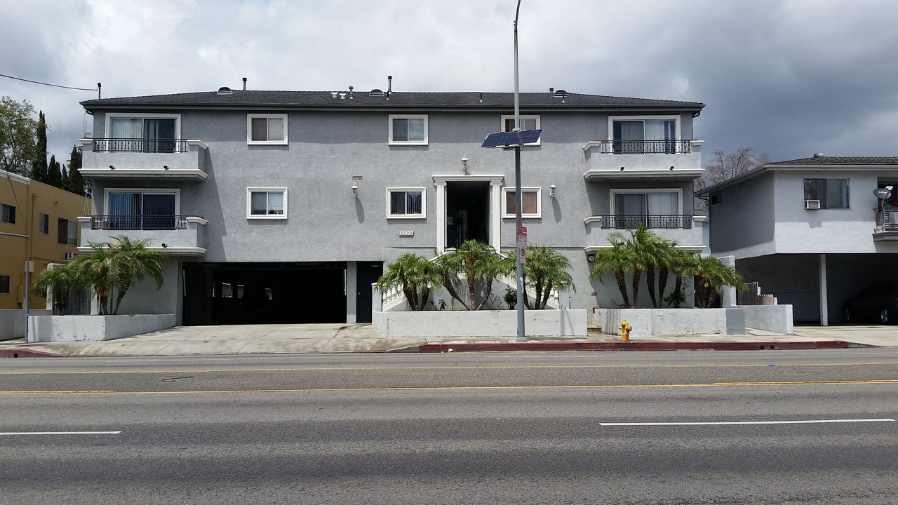 13823 Sherman Way in Van Nuys, CA - Building Photo