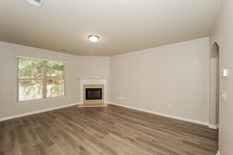 258 Stillwood Dr in Newnan, GA - Building Photo - Building Photo