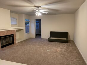 8022 Mammoth Dr in Rohnert Park, CA - Foto de edificio - Building Photo