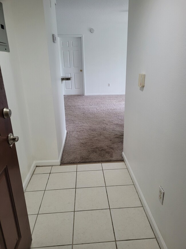 712 Crest Pines Dr, Unit 336 in Orlando, FL - Foto de edificio - Building Photo