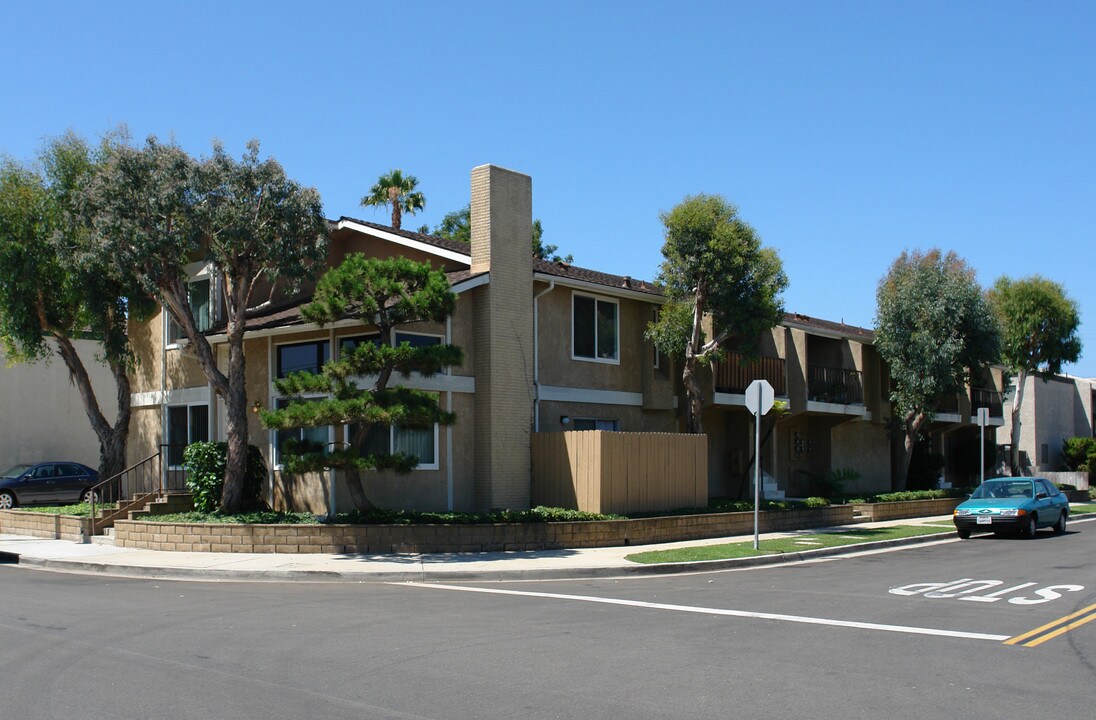 16861 Green Ln in Huntington Beach, CA - Foto de edificio