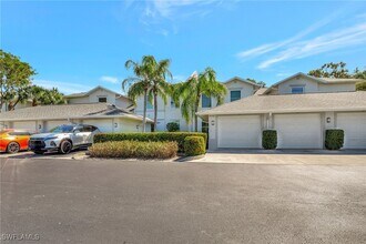 1310 Charleston Square Dr in Naples, FL - Foto de edificio - Building Photo