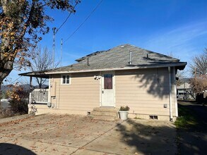 1247 SE Cobb St in Roseburg, OR - Building Photo - Building Photo