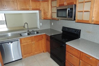 10104 NW 41st St in Doral, FL - Building Photo - Building Photo