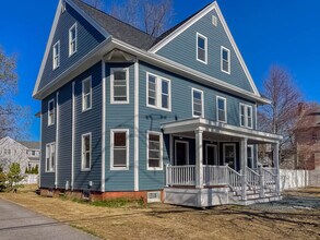 361 Miller Ave, Unit 3 in Portsmouth, NH - Foto de edificio - Building Photo