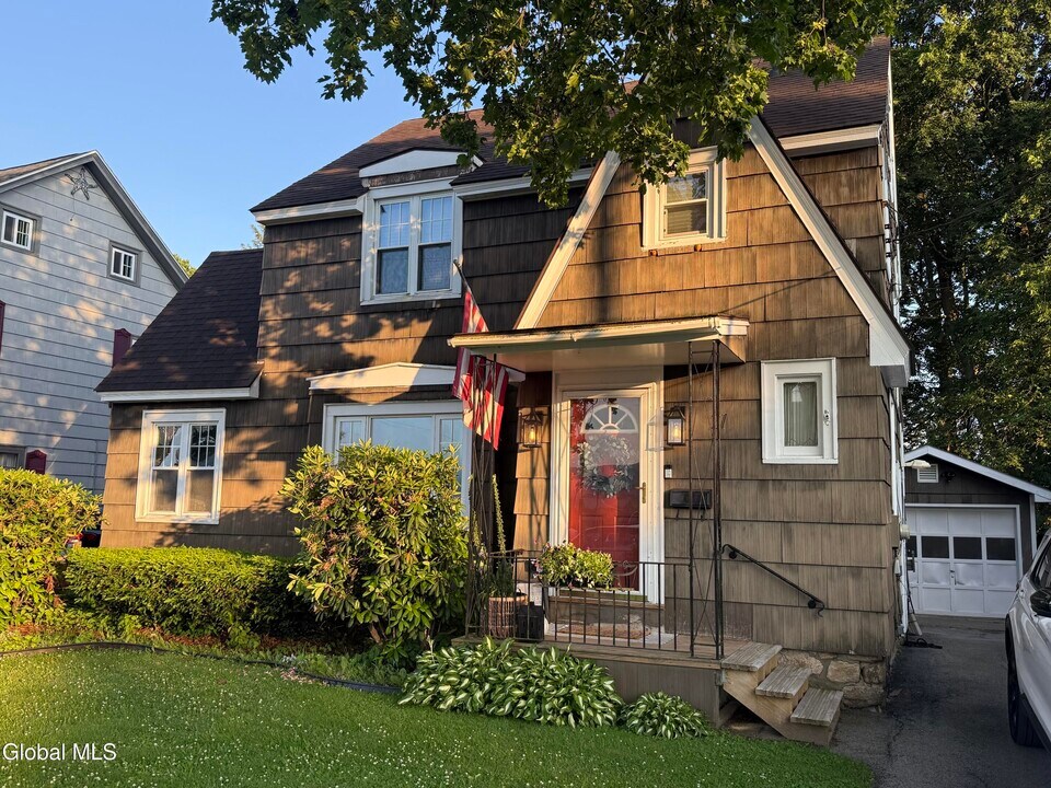 21 Baker St in Gloversville, NY - Building Photo