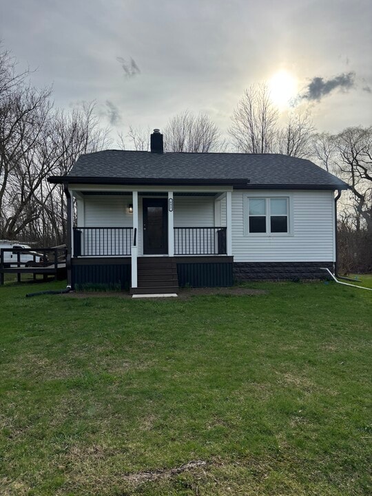 892 Bartlett Rd in Harborcreek, PA - Building Photo