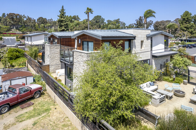 733 Valley Ave in Solana Beach, CA - Foto de edificio - Building Photo