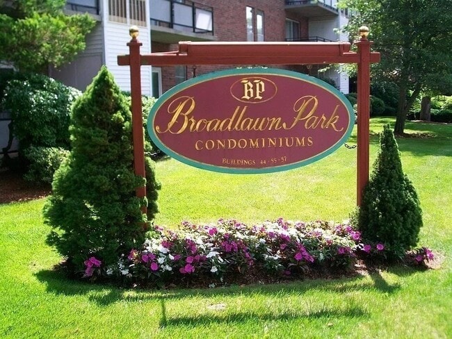 44 Broadlawn Park, Unit 18B in Boston College, MA - Foto de edificio - Building Photo