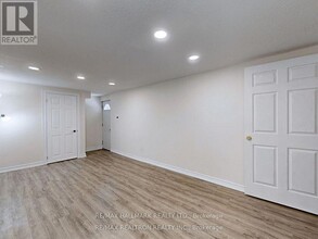 33 Angus Dr in Toronto, ON - Building Photo - Building Photo