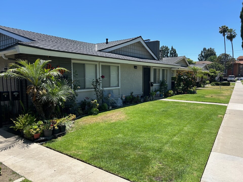 1304 W Lido Pl in Anaheim, CA - Building Photo