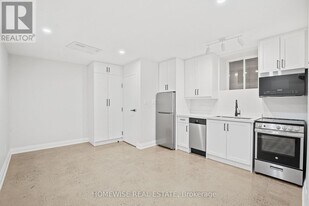 2563 Dundas St W in Toronto, ON - Building Photo