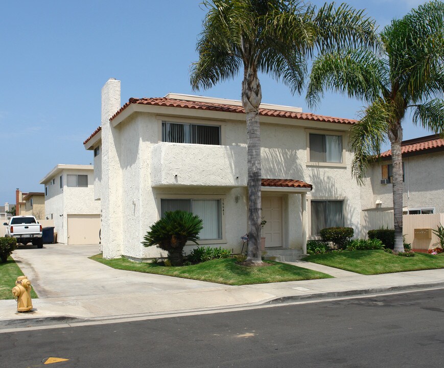 16641 Sims St in Huntington Beach, CA - Foto de edificio