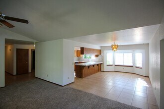 6827 Creekside St in Redding, CA - Building Photo - Building Photo
