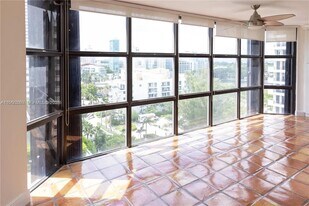 6423 Collins Ave in Miami, FL - Building Photo