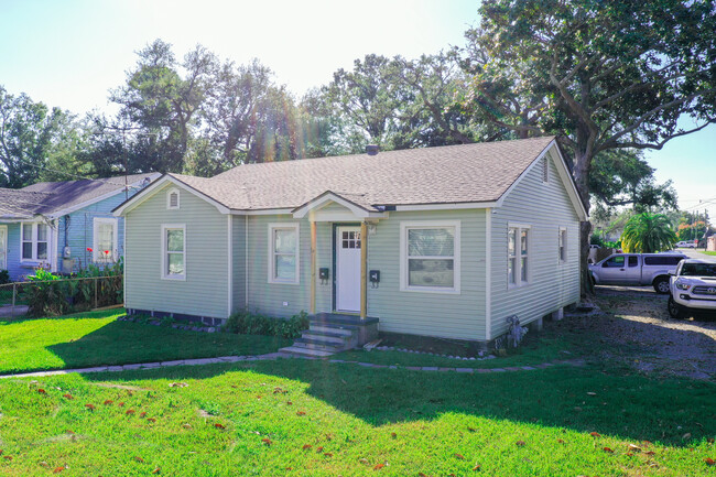 320 N Woodlawn Ave in Metairie, LA - Building Photo - Building Photo