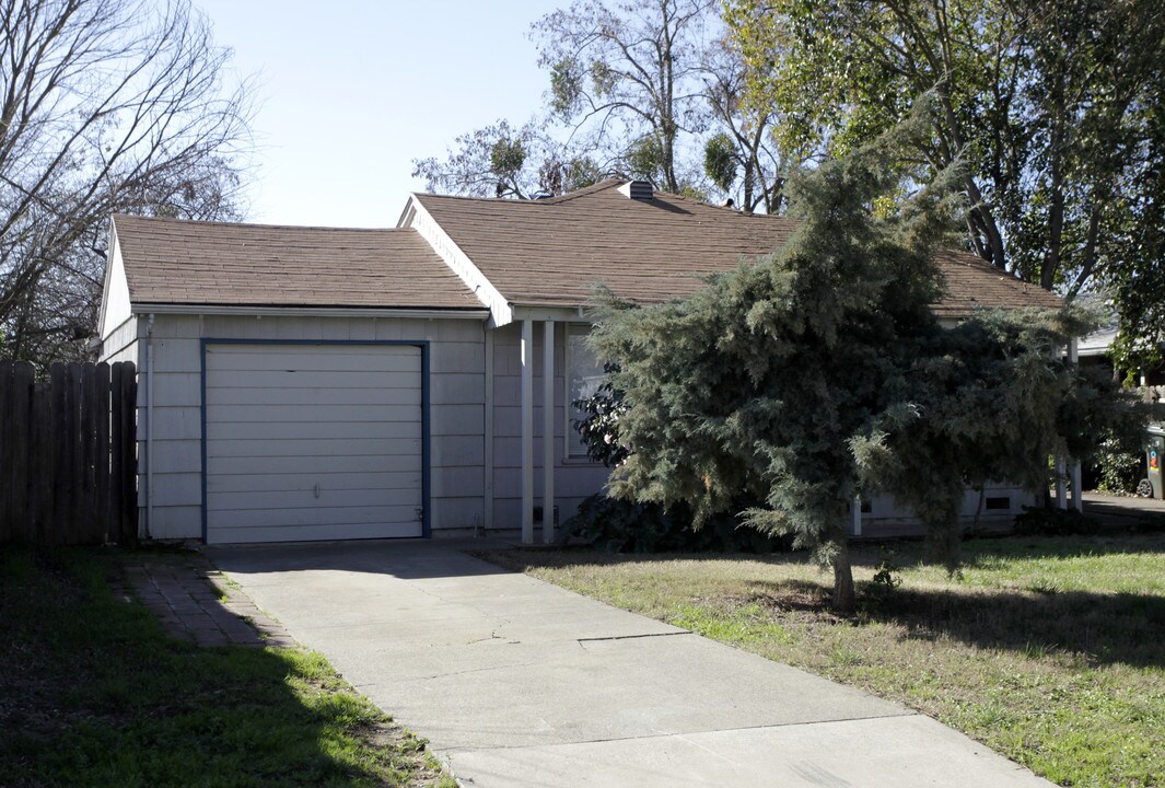 1806 Iris Ave in Sacramento, CA - Foto de edificio