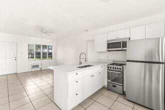 211 Sunrise Ave in Lantana, FL - Building Photo - Building Photo