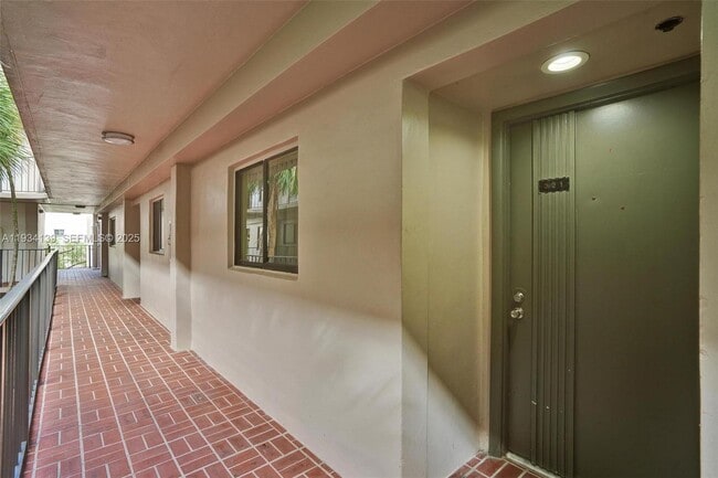 8540 SW 133rd Avenue Rd in Miami, FL - Foto de edificio - Building Photo