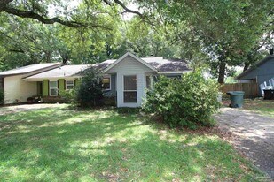 6201 Forest Pines Dr in Pensacola, FL - Building Photo