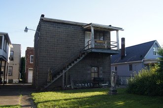 406 Linden St in Vandergrift, PA - Building Photo - Building Photo