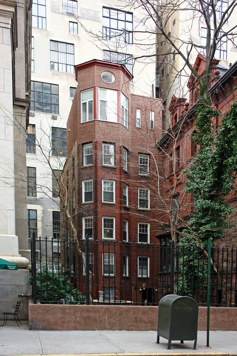 12 W 68th St in New York, NY - Foto de edificio