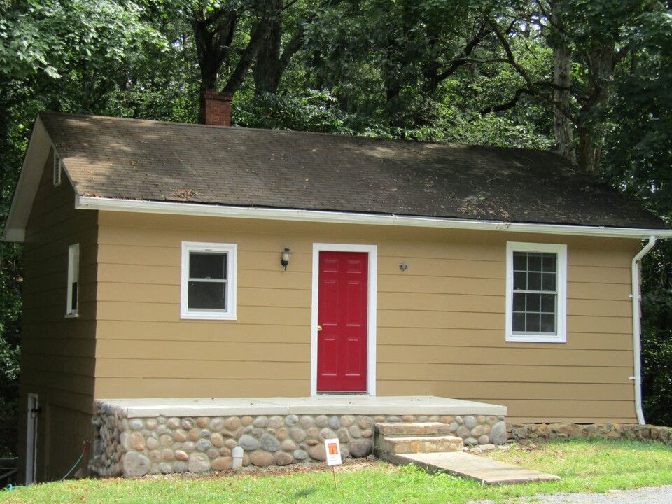 944 E Main St in Stanley, VA - Building Photo