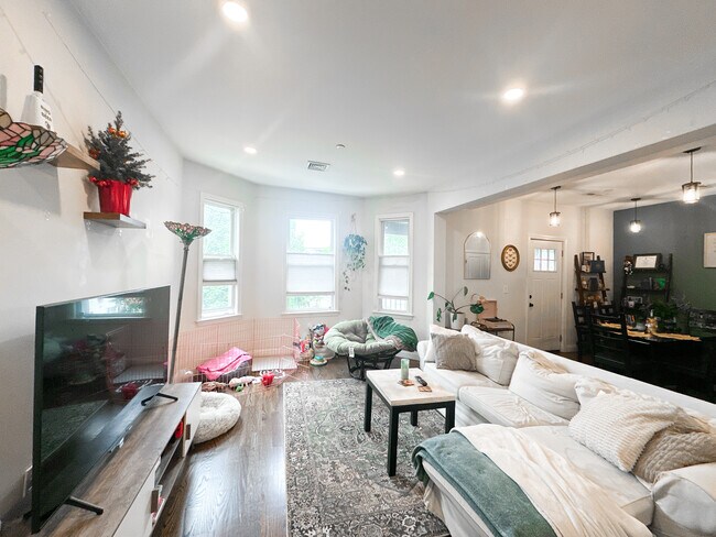 77 Torrey St, Unit 2 in Boston, MA - Foto de edificio - Building Photo