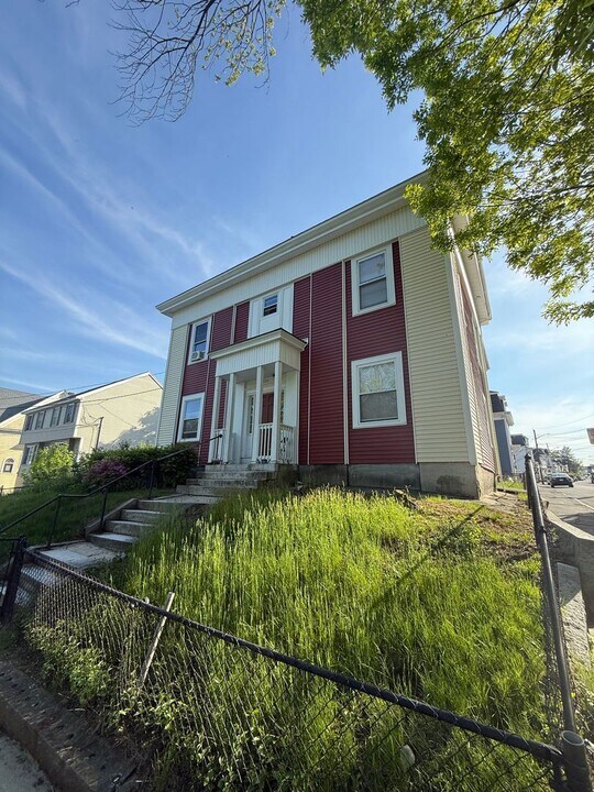 426 Fletcher St in Lowell, MA - Building Photo