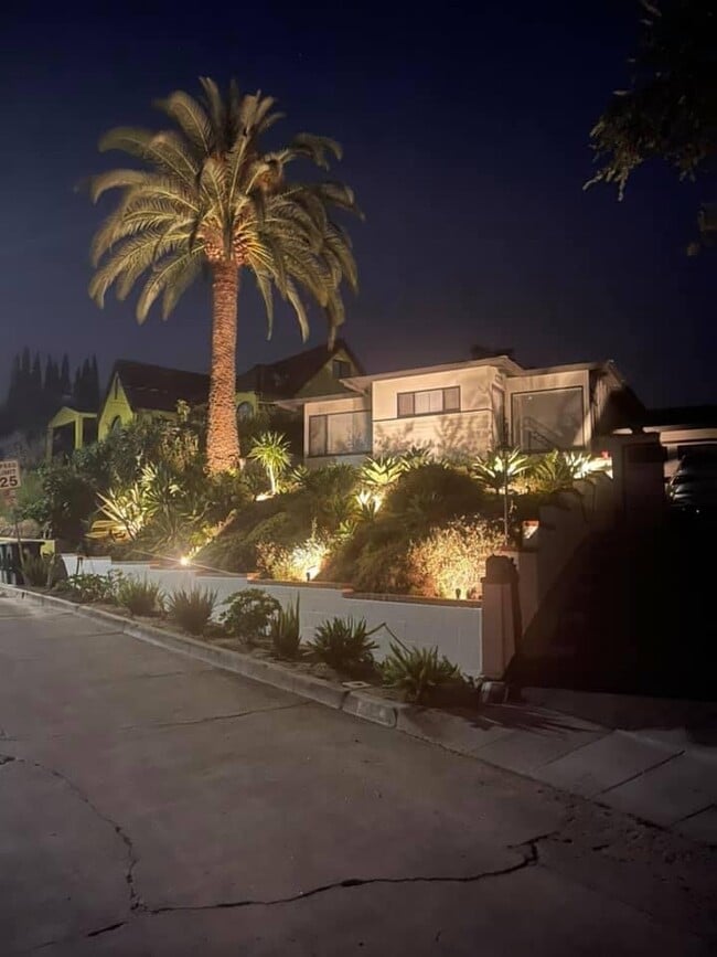 556 Luton Dr in Glendale, CA - Building Photo - Building Photo