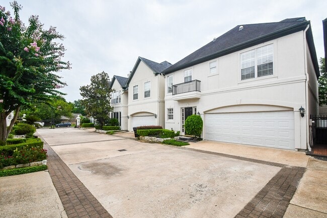 2124 Nantucket Dr in Houston, TX - Building Photo - Building Photo