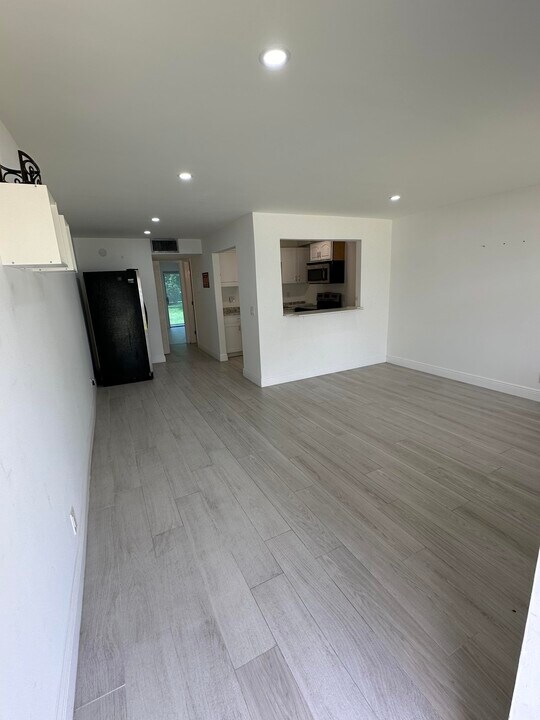 555 Purdy Ln-Unit -106 in Palm Springs, FL - Building Photo
