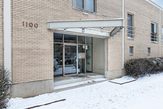 1100 W Cornelia Ave in Chicago, IL - Building Photo - Building Photo