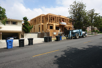 631 E Magnolia Blvd in Burbank, CA - Foto de edificio - Building Photo