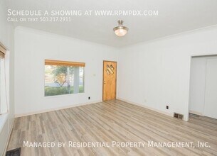 5616 SE Mall St in Portland, OR - Building Photo - Building Photo