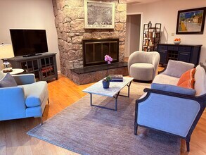 683 Richies Way in Guilford, CT - Foto de edificio - Building Photo