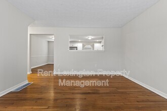 702 Della Dr in Lexington, KY - Foto de edificio - Building Photo