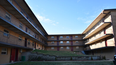 Ridgeview Apartments in St. Louis, MO - Foto de edificio - Building Photo