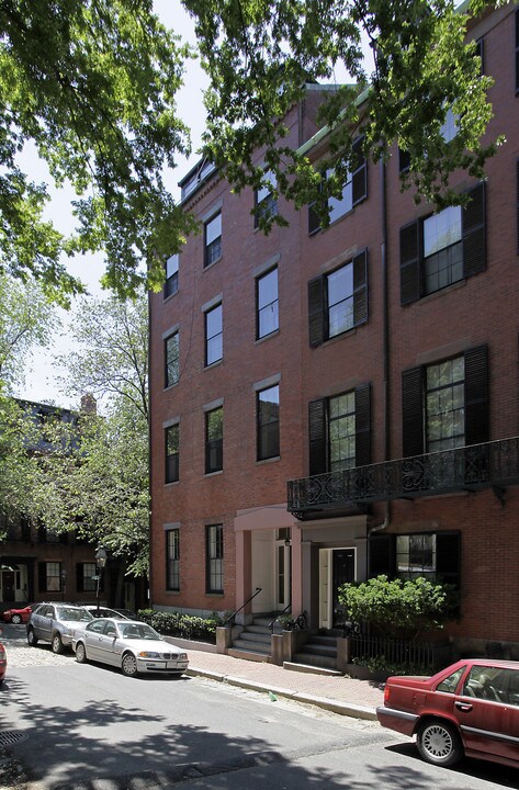 2 Louisburg Sq in Boston, MA - Building Photo