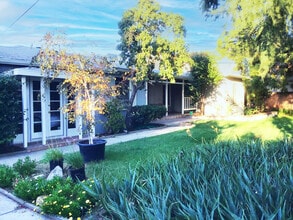 15341 Cohasset St in Van Nuys, CA - Foto de edificio - Building Photo