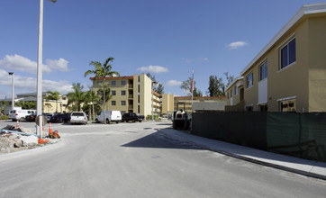 Sunshine Lakes Apartments in Miami, FL - Building Photo - Building Photo