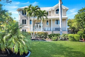1111 Schooner Pl in Sanibel, FL - Foto de edificio - Building Photo
