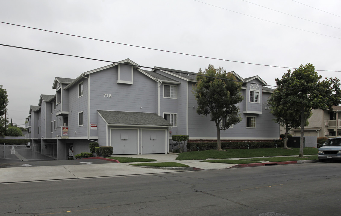 Newporter Apartments in Anaheim, CA - Building Photo