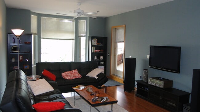 301 Harbour Town Dr, Unit 209 in Madison, WI - Foto de edificio - Building Photo