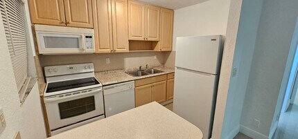 110 SE 2nd St in Hallandale Beach, FL - Foto de edificio - Building Photo