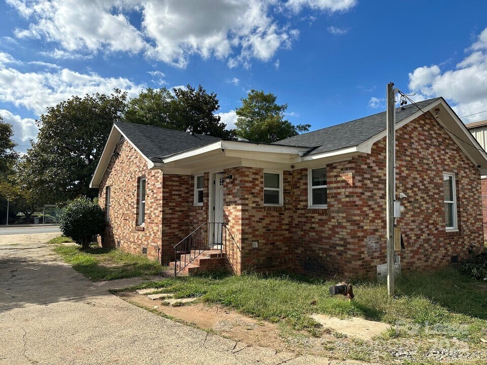 2818 Beatties Ford Rd in Charlotte, NC - Building Photo
