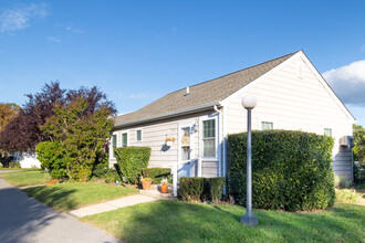 Driftwood Cove in Greenport, NY - Foto de edificio - Building Photo