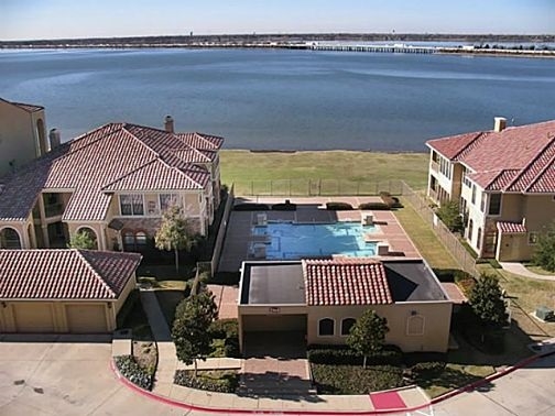 Water's Edge Lake Ray Hubbard in Rockwall, TX - Building Photo