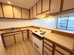 75-5669-5669 Kuakini Hwy in Kailua Kona, HI - Building Photo - Building Photo